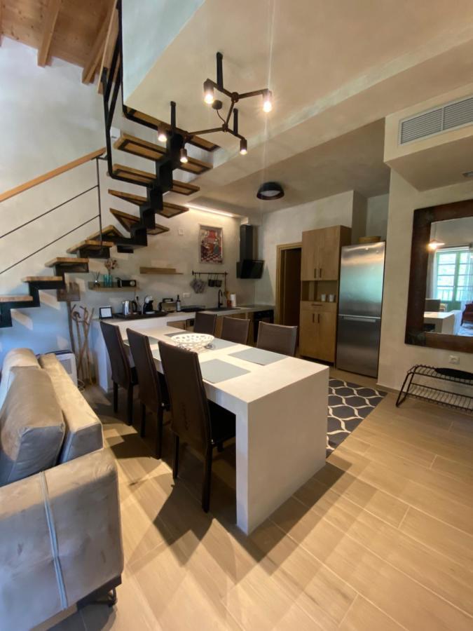 Aristi Boutique Stonehouse With Attic Apartment Ngoại thất bức ảnh