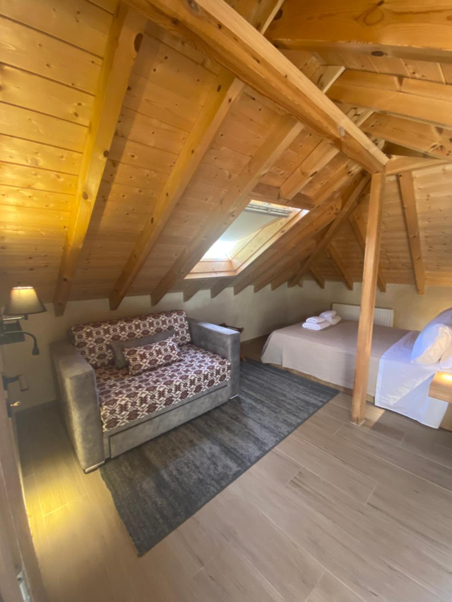 Aristi Boutique Stonehouse With Attic Apartment Ngoại thất bức ảnh