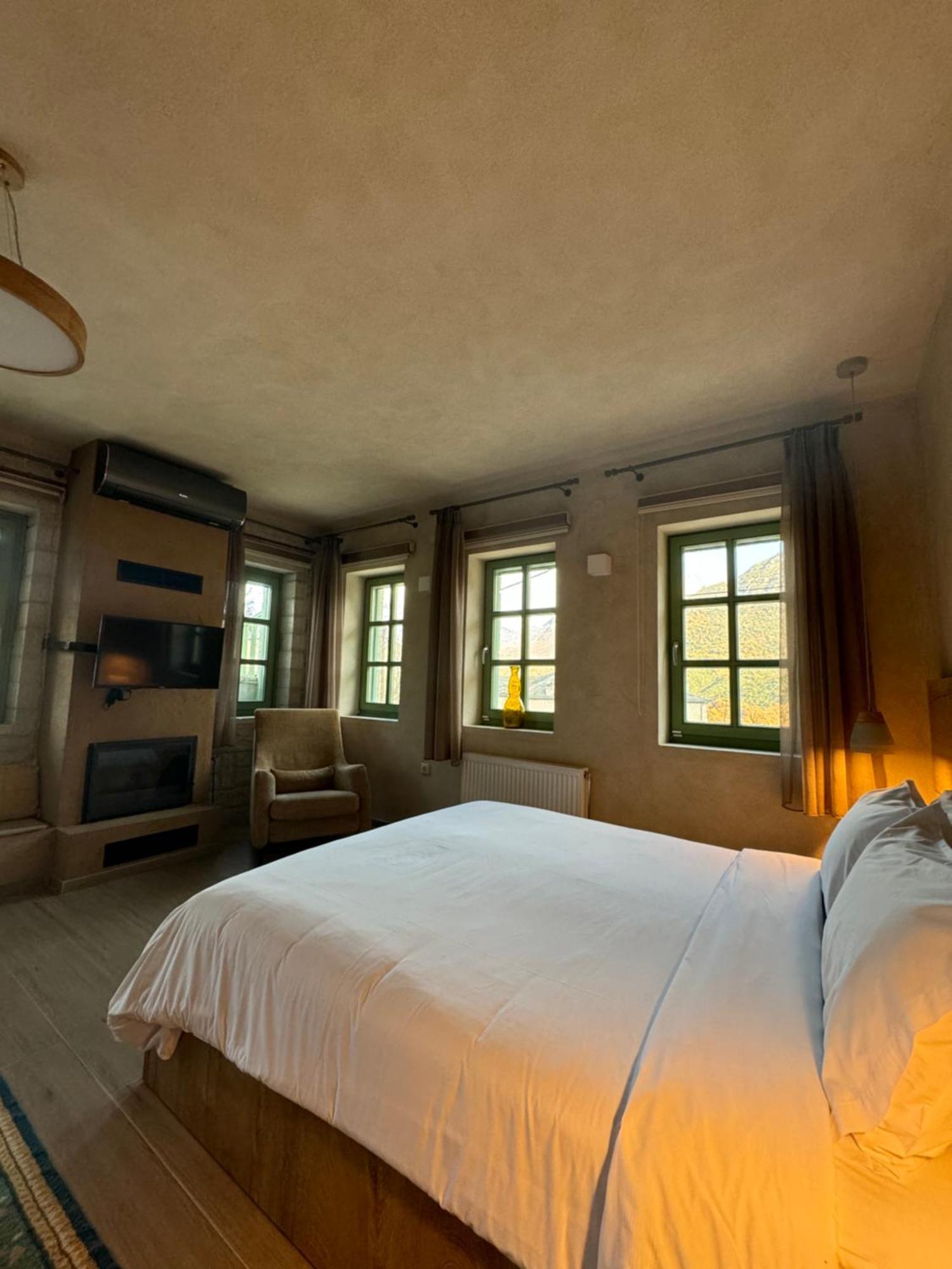 Aristi Boutique Stonehouse With Attic Apartment Ngoại thất bức ảnh